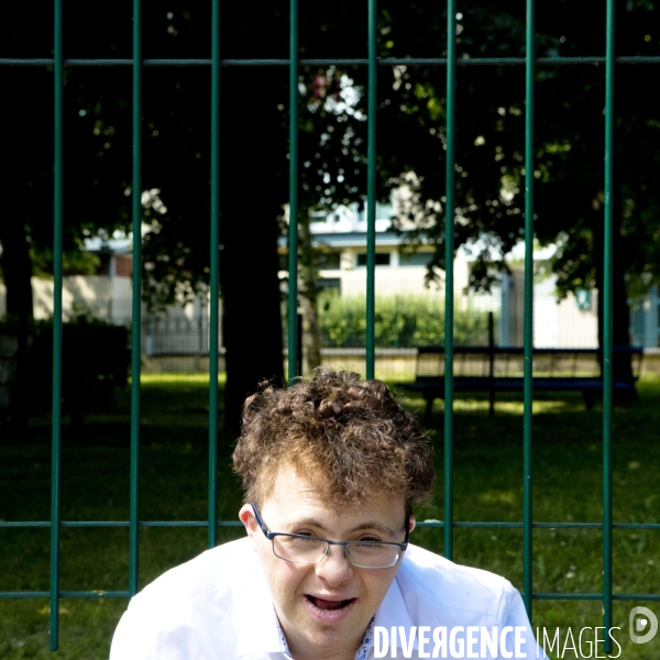 HORS-CADRE TOI-MÊME, une exposition dans la rue de portraits de personnes en situalition de Handicap.