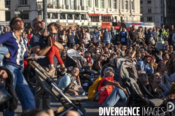 Bleue, un spectacle manifestif à Marseille