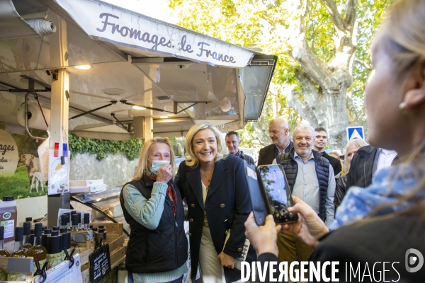 Marine LE PEN en campagne dans le Vaucluse