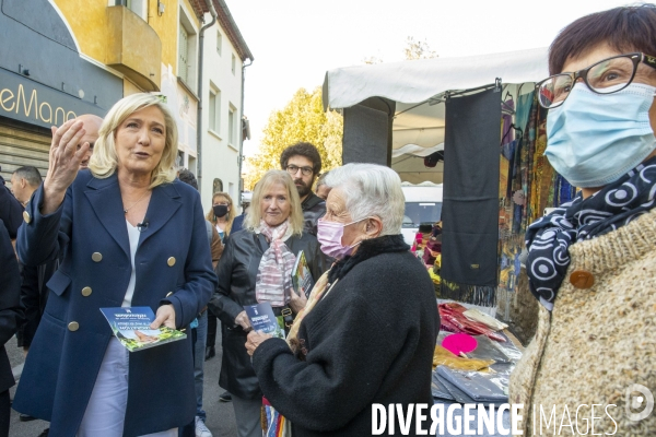 Marine LE PEN en campagne dans le Vaucluse