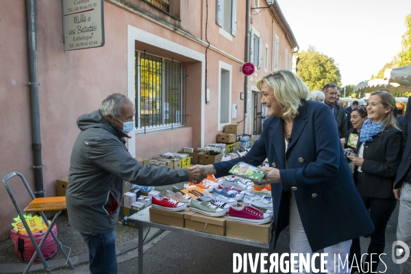 Marine LE PEN en campagne dans le Vaucluse