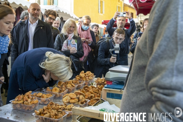 Marine LE PEN en campagne dans le Vaucluse