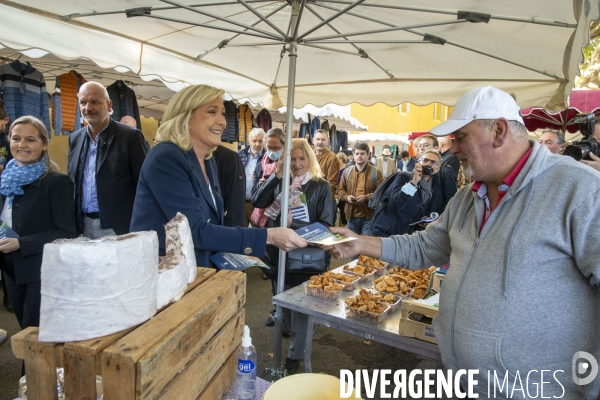 Marine LE PEN en campagne dans le Vaucluse