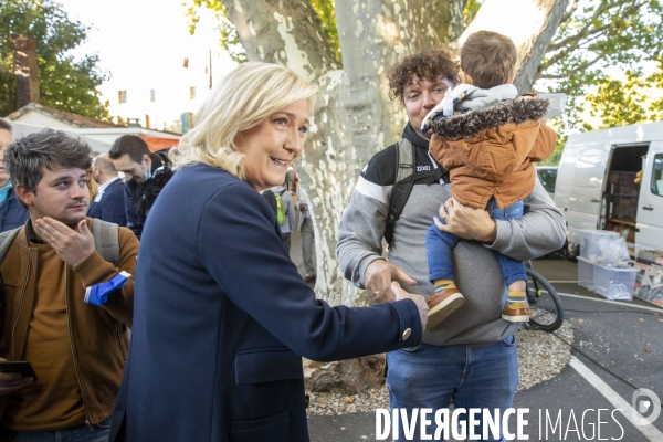 Marine LE PEN en campagne dans le Vaucluse