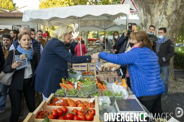 Marine LE PEN en campagne dans le Vaucluse