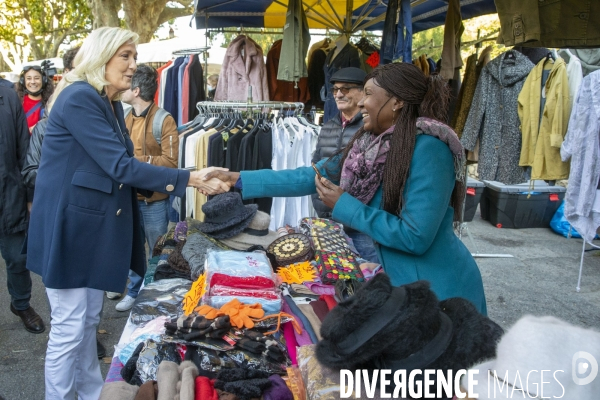 Marine LE PEN en campagne dans le Vaucluse