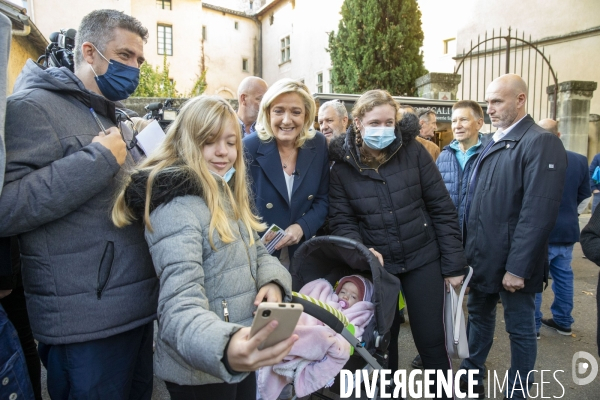 Marine LE PEN en campagne dans le Vaucluse