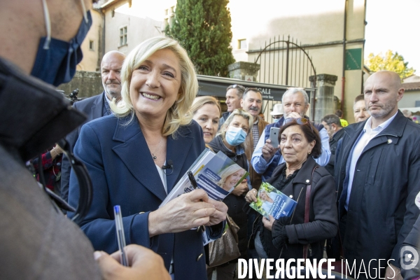 Marine LE PEN en campagne dans le Vaucluse