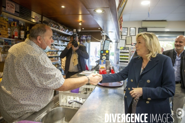 Marine LE PEN en campagne dans le Vaucluse