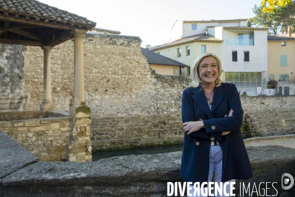 Marine LE PEN en campagne dans le Vaucluse