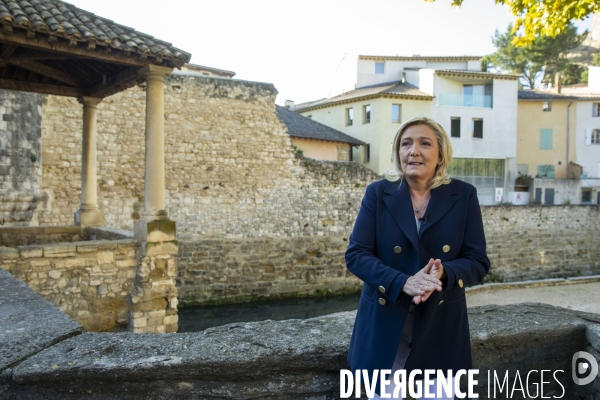 Marine LE PEN en campagne dans le Vaucluse