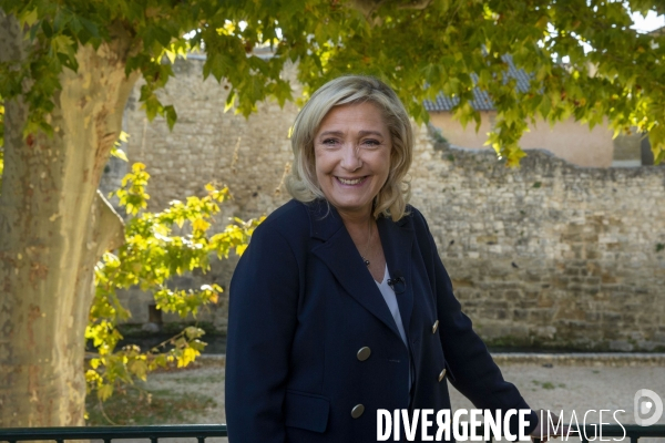 Marine LE PEN en campagne dans le Vaucluse