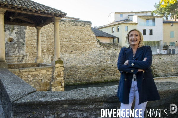 Marine LE PEN en campagne dans le Vaucluse