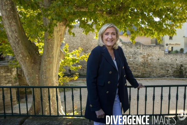 Marine LE PEN en campagne dans le Vaucluse