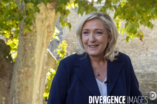 Marine LE PEN en campagne dans le Vaucluse