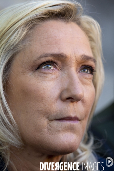 Marine LE PEN en campagne dans le Vaucluse