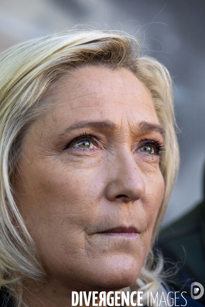 Marine LE PEN en campagne dans le Vaucluse