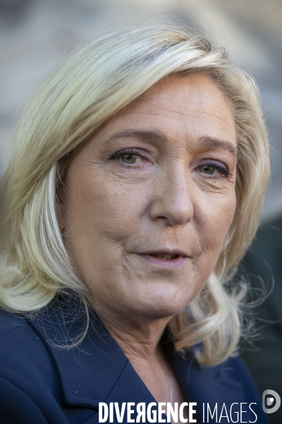 Marine LE PEN en campagne dans le Vaucluse