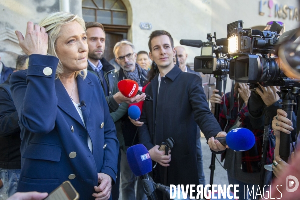 Marine LE PEN en campagne dans le Vaucluse