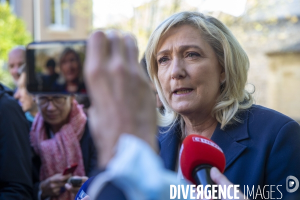 Marine LE PEN en campagne dans le Vaucluse