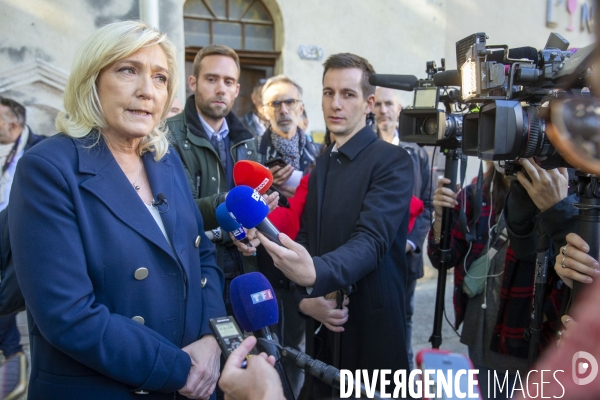 Marine LE PEN en campagne dans le Vaucluse