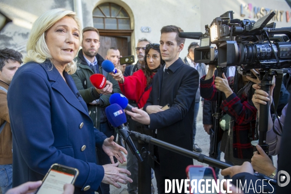 Marine LE PEN en campagne dans le Vaucluse