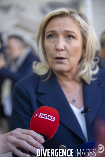 Marine LE PEN en campagne dans le Vaucluse