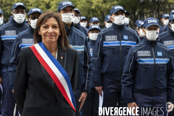 Anne HIDALGO présente la police municipale de Paris.