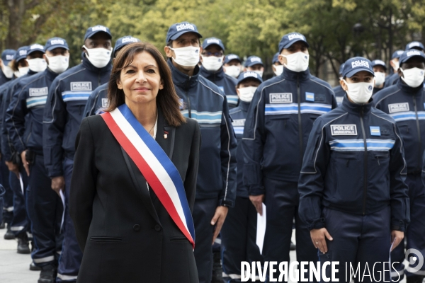 Anne HIDALGO présente la police municipale de Paris.