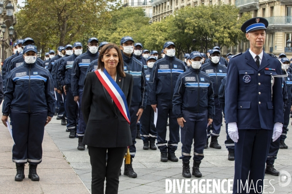 Anne HIDALGO présente la police municipale de Paris.