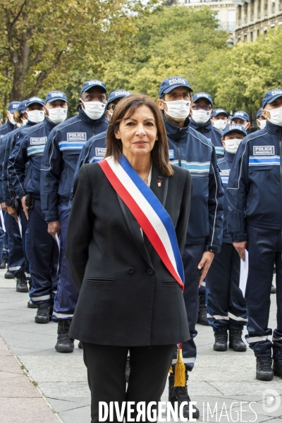 Anne HIDALGO présente la police municipale de Paris.