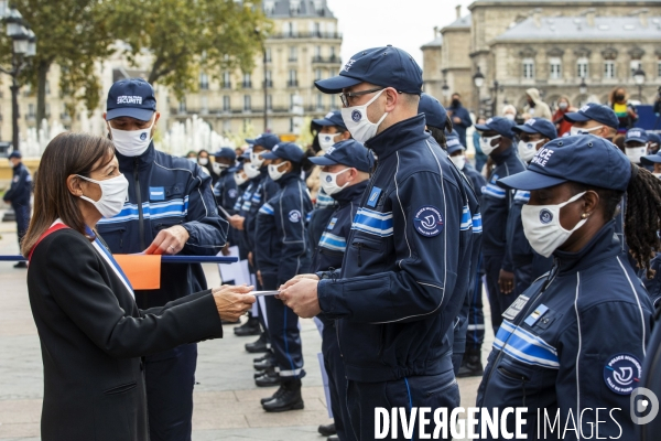 Anne HIDALGO présente la police municipale de Paris.