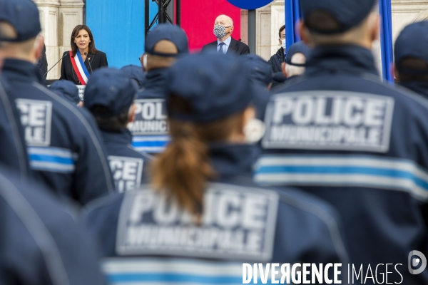 Anne HIDALGO présente la police municipale de Paris.