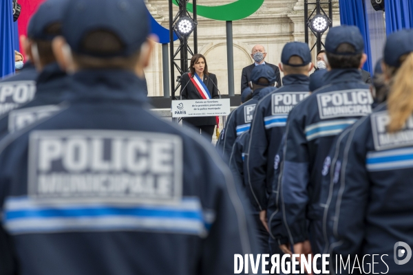 Anne HIDALGO présente la police municipale de Paris.