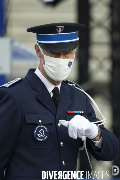 Anne HIDALGO présente la police municipale de Paris.