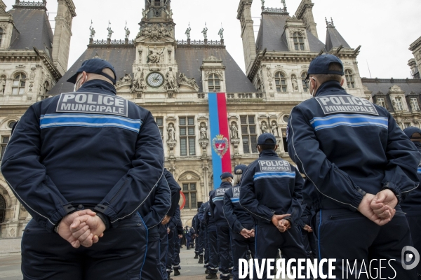 Anne HIDALGO présente la police municipale de Paris.