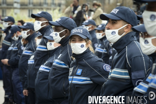 Anne HIDALGO présente la police municipale de Paris.