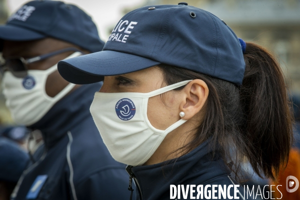 Anne HIDALGO présente la police municipale de Paris.