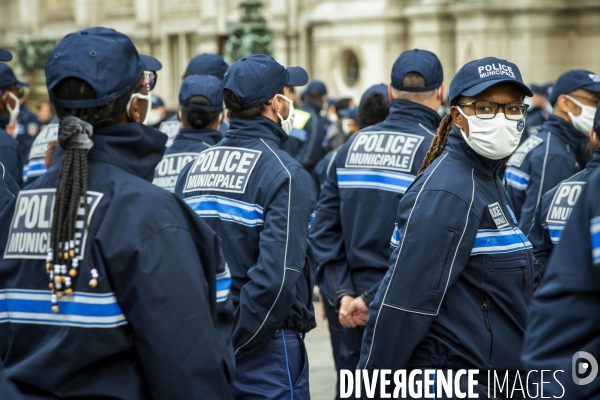 Anne HIDALGO présente la police municipale de Paris.