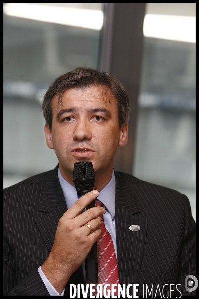 Jean louis borloo veut faire de la coupe du monde de rugby un evenement ecologique.