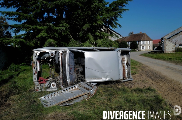 Carcasse de voiture accidentée