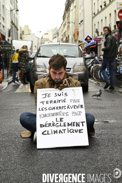 Action Extinction Rebellion :   Rebellion Of One   RO1, s assoir pour protester