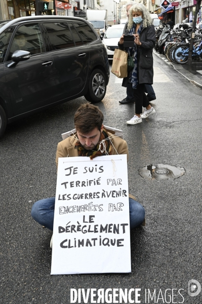 Action Extinction Rebellion :   Rebellion Of One   RO1, s assoir pour protester