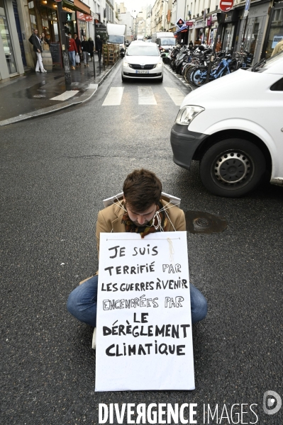 Action Extinction Rebellion :   Rebellion Of One   RO1, s assoir pour protester