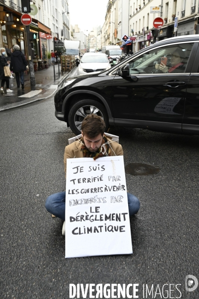 Action Extinction Rebellion :   Rebellion Of One   RO1, s assoir pour protester