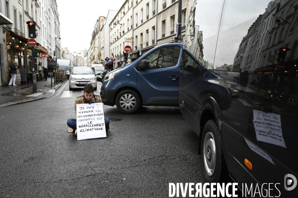 Action Extinction Rebellion :   Rebellion Of One   RO1, s assoir pour protester