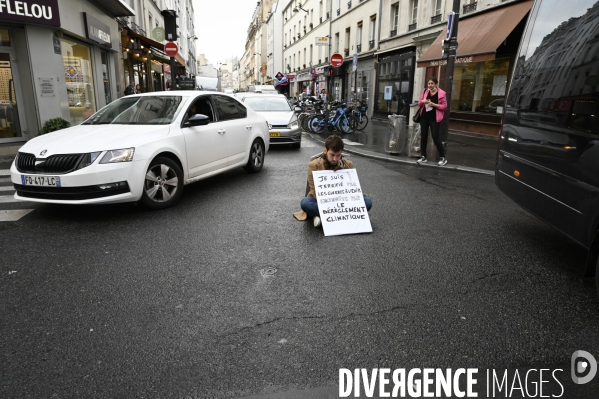 Action Extinction Rebellion :   Rebellion Of One   RO1, s assoir pour protester