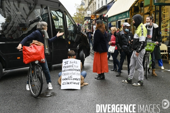 Action Extinction Rebellion :   Rebellion Of One   RO1, s assoir pour protester