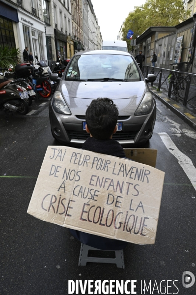 Action Extinction Rebellion :   Rebellion Of One   RO1, s assoir pour protester