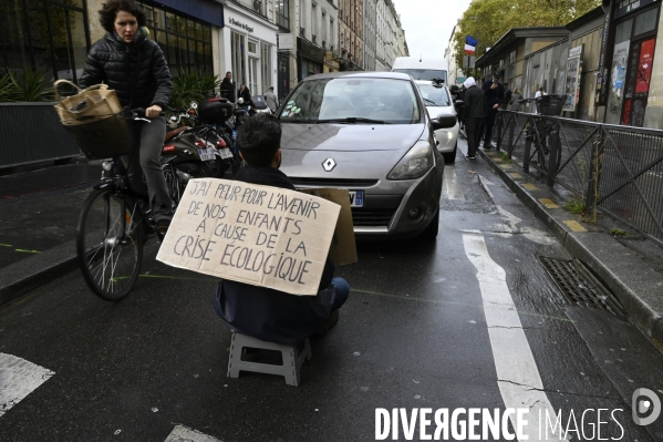 Action Extinction Rebellion :   Rebellion Of One   RO1, s assoir pour protester